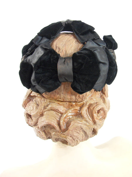 Chapeau de cocktail en velours noir et satin des années 50