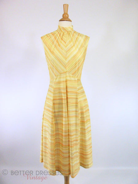 Robe de jour rayée à chevrons jaunes des années 70