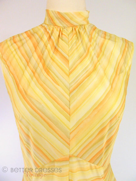 Robe de jour rayée à chevrons jaunes des années 70