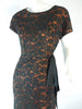 Robe en dentelle noire des années 50/60 sur robe orange Wiggle