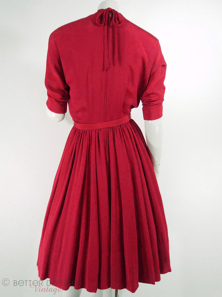 Robe rayonne rouge à volants sur le devant des années 40