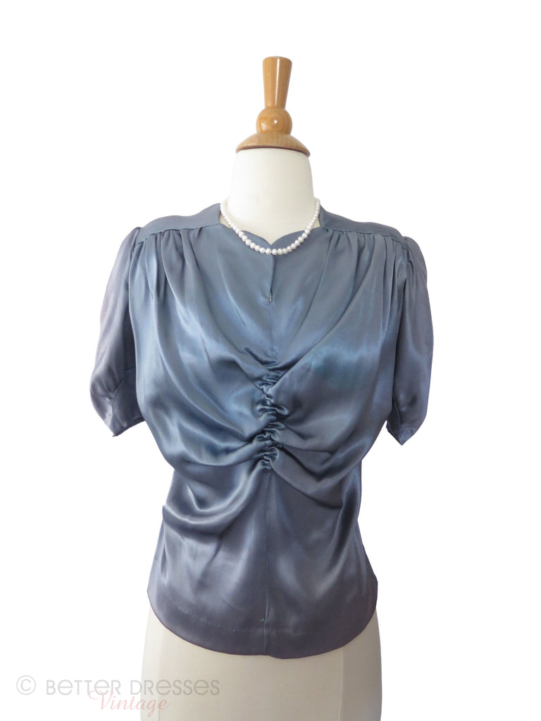 Blouse en satin gris bleu des années 40