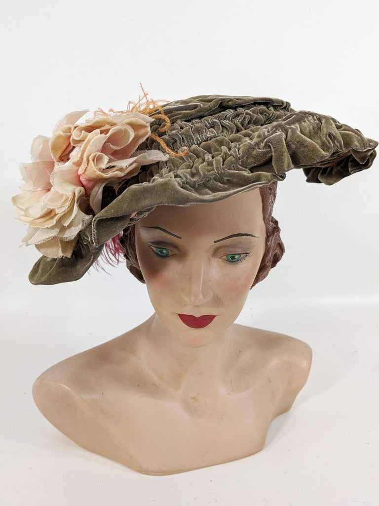 Chapeau édouardien en velours vert olive