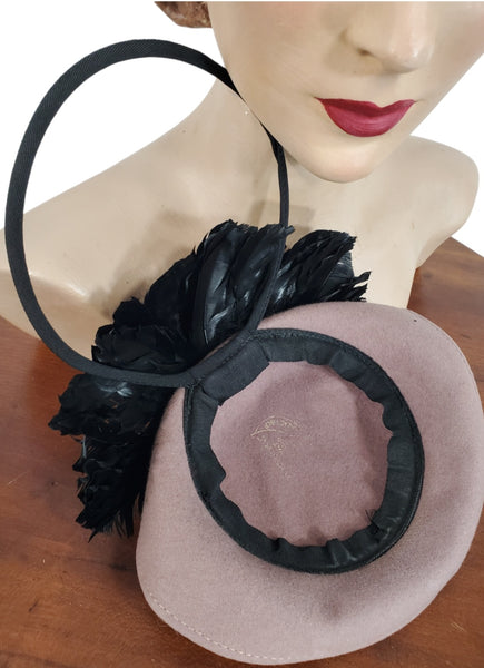 SPLENDID 1940s\' BROWN FELT TILT HAT WITH SELF \