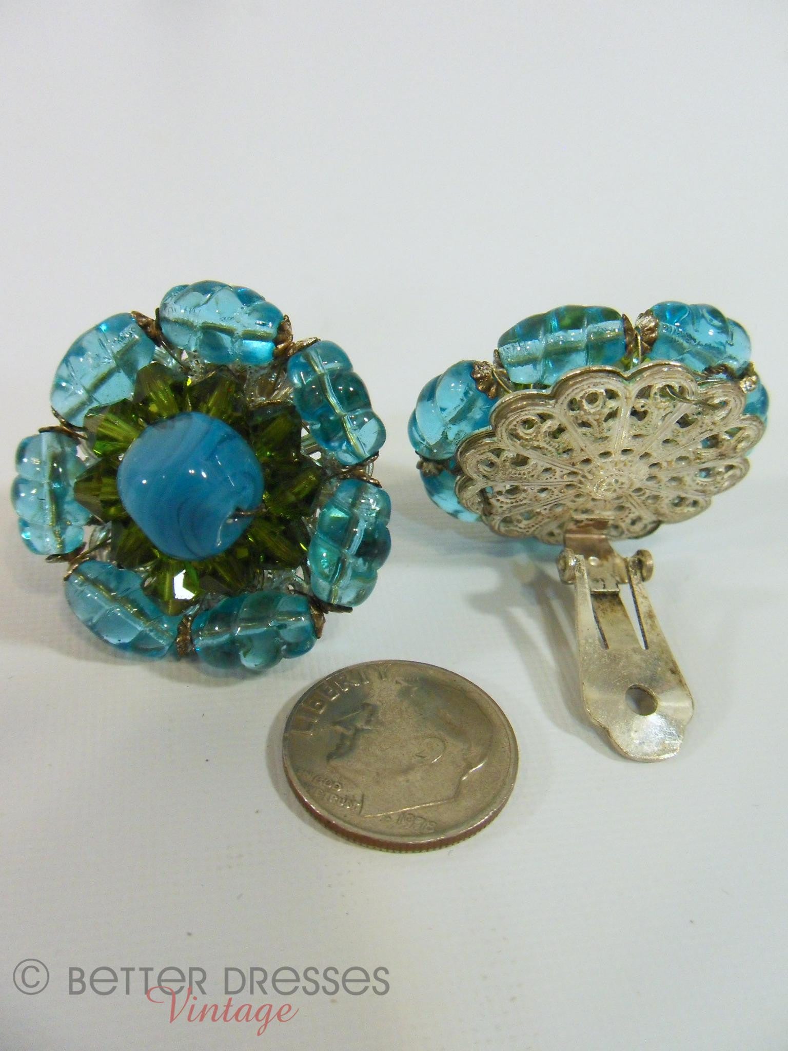 Boucles d'oreilles clips perles bleues et blanche et pétales Boucles d'oreilles clips perles bleues et blanche et pétales