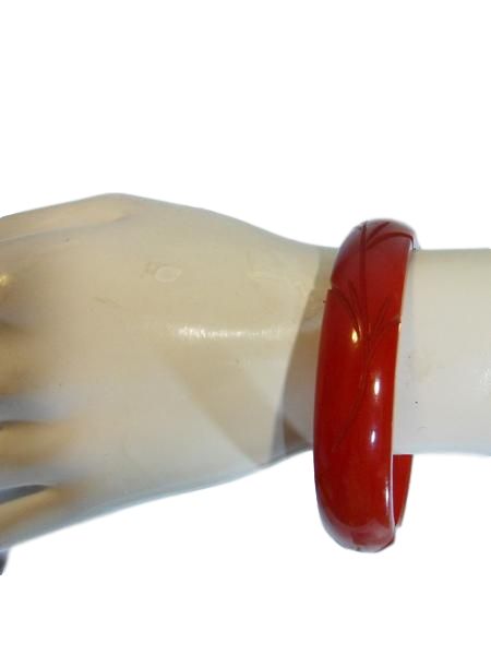 Bracelet jonc en bakélite sculpté rouge des années 30