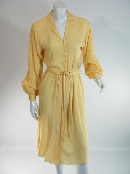 Robe en soie jaune verge d’or « Miriam Shore » des années 70
