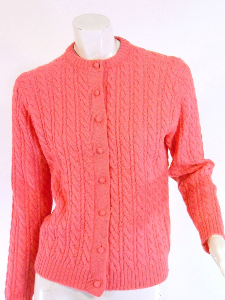 Pull en laine tricotée à câble rose des années 60