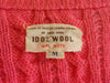 Pull en laine tricotée à câble rose des années 60