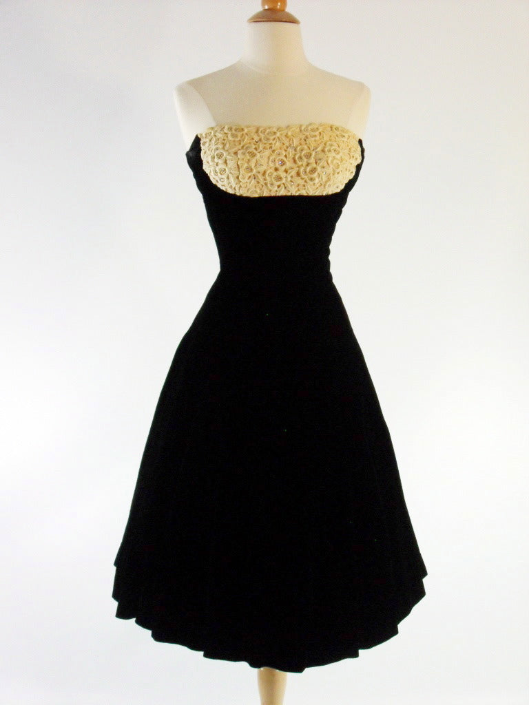 Chanel evening gown (1938), Coco Chanel #CocoChanel #ChanelModes  #ChanelVintage #Chanel1930 Visit espritdegabrielle…