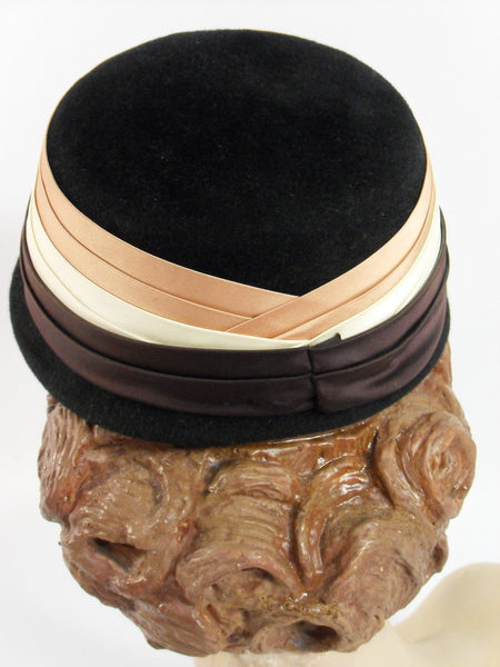 Chapeau cloche en laine noire des années 60 avec bandes de satin