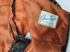 Robe en dentelle noire des années 50/60 sur robe orange Wiggle