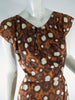 Robe slim marron des années 50/60 avec robe florale blanche
