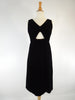 Petite robe noire en velours des années 60, découpe sexy au buste