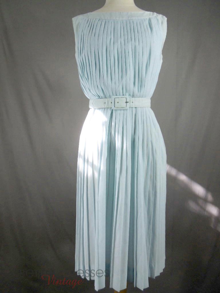 Robe en nylon plissé bleu clair des années 50/60