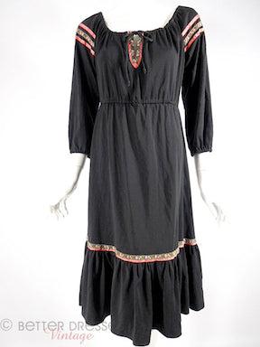 Robe noire Boho des années 70 avec garniture ethnique