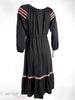Robe noire Boho des années 70 avec garniture ethnique