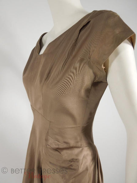 Robe de soirée en taffetas marron clair des années 50