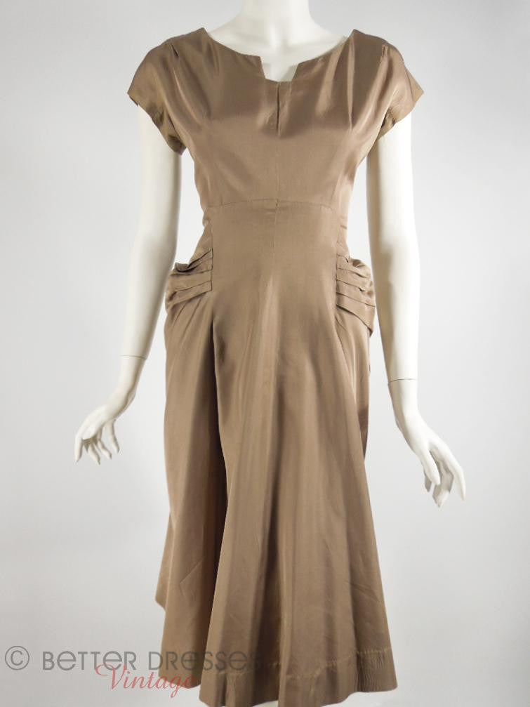 Robe de soirée en taffetas marron clair des années 50