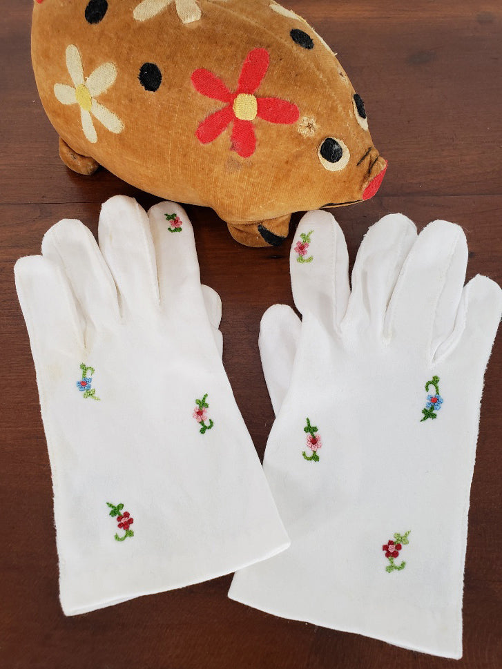 Gants pour petite fille des années 50 avec broderie florale