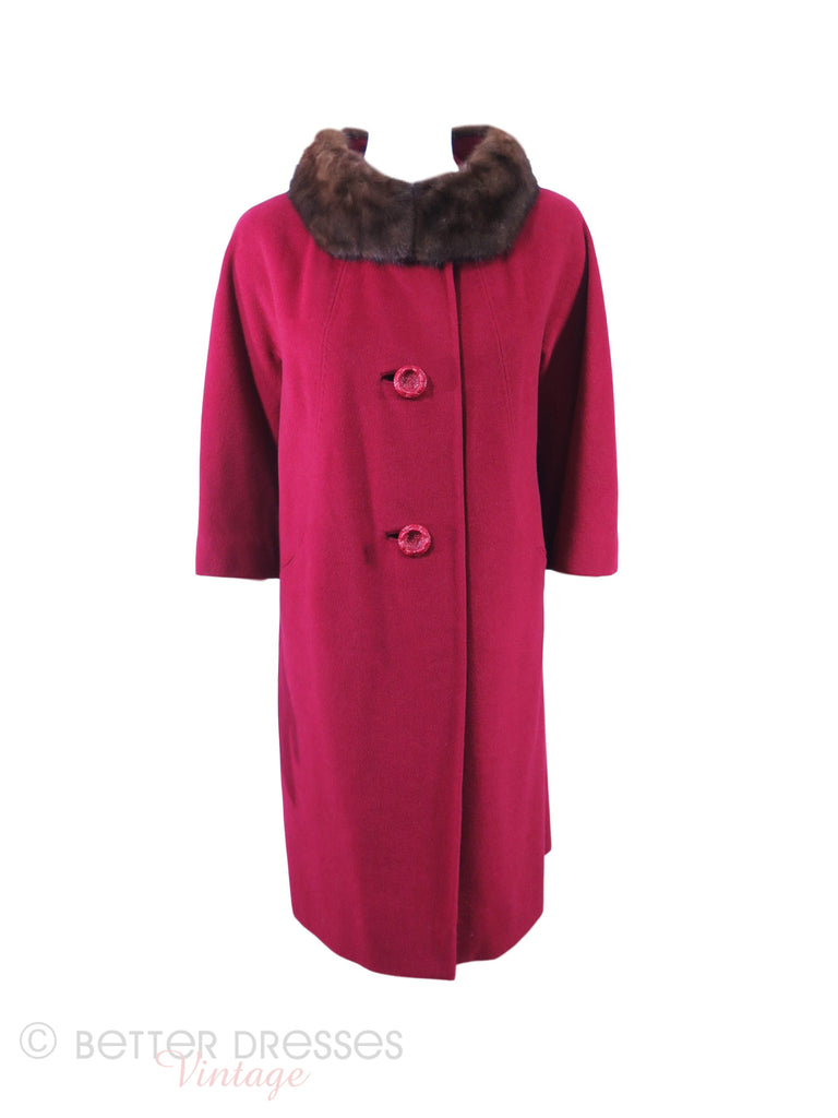 Manteau swing rouge des années 60 avec col en vison