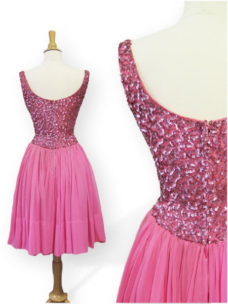 Robe de soirée à paillettes rose vif des années 50/60
