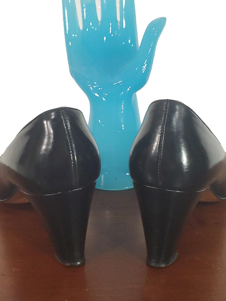 back view of 1960s pumps in black calfskin